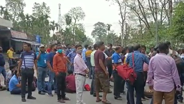 পর্যাপ্ত গাড়ির অভাব, উত্তাপ বাড়িয়ে পথ অবরোধে ভোটকর্মীরা পর্যাপ্ত গাড়ির অভাব, উত্তাপ বাড়িয়ে পথ অবরোধে ভোটকর্মীরা