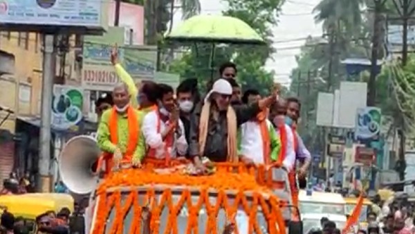 মিঠুনের রোড শোতে মানুষের ঢল