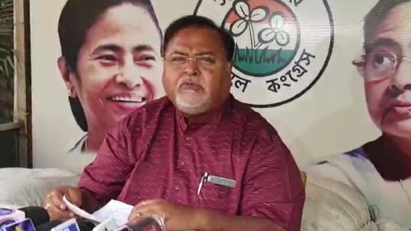 পরীক্ষা বাতিলে রাজনৈতিক চাপ