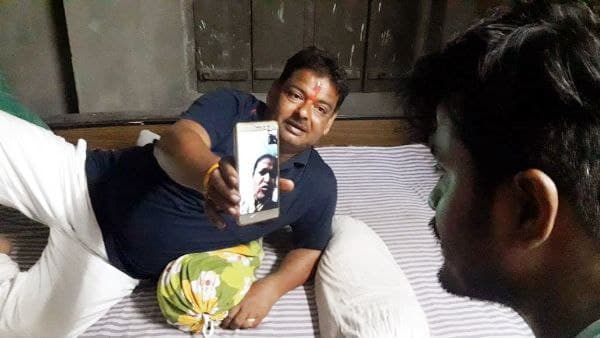 প্রতিবেশী বিধায়ককে দেখেই চেনা
