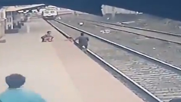 রেললাইনে অদ্ভুত রক্ষা শিশুর, ভিডিও গায়ে কাঁটা দেবে