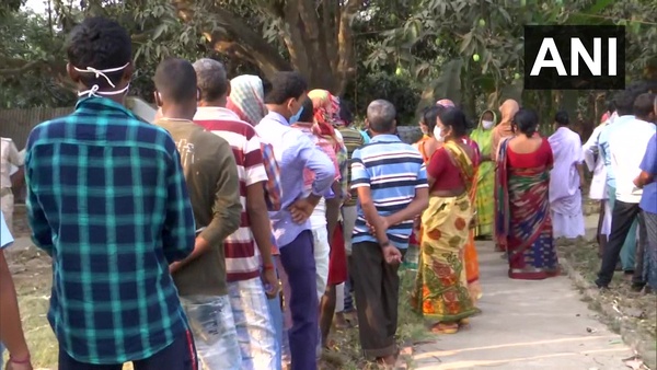 LIVE অষ্টম দফা: রাজ্যের ৪ জেলার ৩৫ আসনে ভোটগ্রহণ চলছে, শুরু থেকেই লম্বা লাইন LIVE অষ্টম দফা: রাজ্যের ৪ জেলার ৩৫ আসনে ভোটগ্রহণ চলছে, শুরু থেকেই লম্বা লাইন