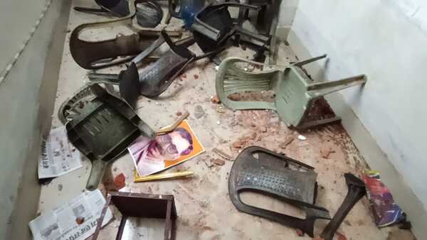 কোভিড প্রোটোকল মেনে ধরনার ডাক
