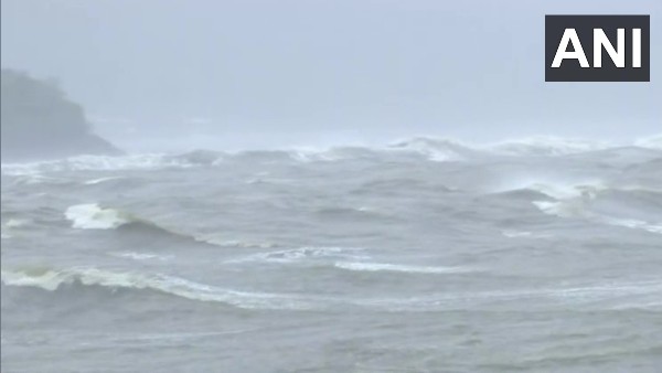 ঝড়ের দাপটে লন্ডভন্ড, উদ্ধারে তৈরি এনডিআরএফ