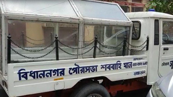বন্ধ শ্মশান, করোনা রোগীর দেহ আগলে প্রায় ১ দিন পরিবার বন্ধ শ্মশান, করোনা রোগীর দেহ আগলে প্রায় ১ দিন পরিবার