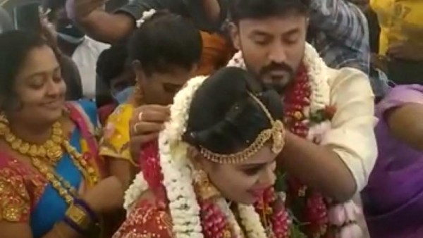 কোভিড বিধি এড়াতে ১৬১ জন অতিথি নিয়ে বিমানে বিয়ে সারলেন তামিলনাড়ুর এই যুগল কোভিড বিধি এড়াতে ১৬১ জন অতিথি নিয়ে বিমানে বিয়ে সারলেন তামিলনাড়ুর এই যুগল