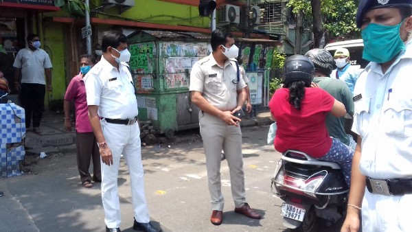 রাস্তায় নাকা চেকিং