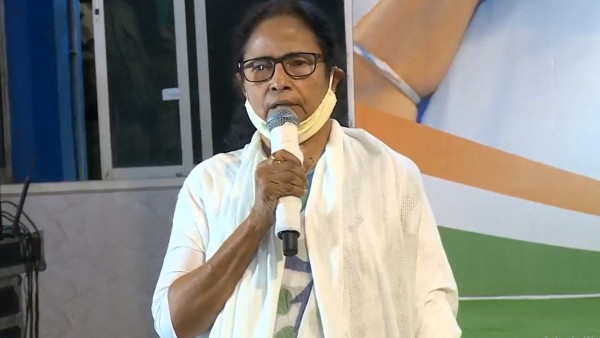আলাপনেই আস্থা মমতার