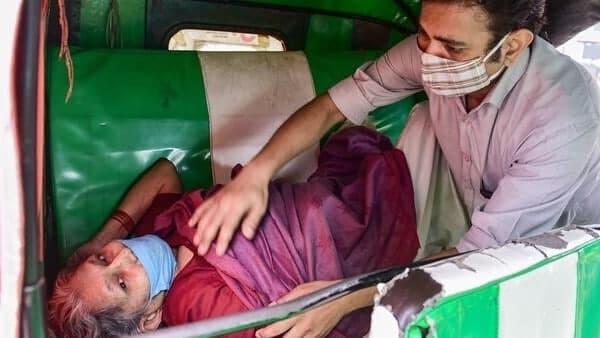 কড়া ব্যবস্থা নেওয়া হলে তৃতীয় ঢেউ আটকানো যেতে পারে