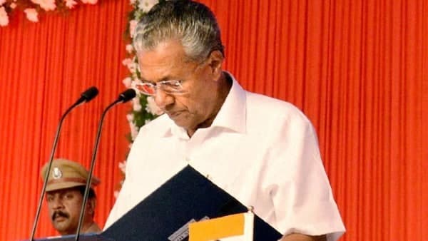 ব্ল্যাক ফাঙ্গাস মহামারী আইনের আওতায়, রাজ্যগুলিকে নির্দেশ কেন্দ্রের Short HLD- ব্ল্যাক ফাঙ্গাস নিয়ে রাজ্যগুলিকে নির্দেশ Conter instruct states to treat Black Fungus as a Coronavirus Epidemic act Tag- Coronavirus, Narendra Modi, করোনা ভাইরাস, নরেন্দ্র মোদী Key- Black Fungus, Black Fungus in In India, Black Funges update news in India, ব্ল্যাক ফাঙ্গাস, ব্ল্যাক ফাঙ্গাস ভারতে, ব্ল্যাক ফাঙ্গােসর আপডেট খবর Cust- ব্ল্যাক ফাঙ্গাসকে মহামারী আইনের আওতায় এনে কাজ করার নির্দেশ কেন্দ্রের, Conter instruct states to treat Black Fungus as a Coronavirus Epidemic act Copy- করোনার সেকেন্ড ওয়েভের মাঝেই ছড়িয়ে পড়েছে আরেক মারণ রোগ ব্ল্যাক ফাঙ্গাস। ইতিমধ্যেই সেই রোগের থাবায় বেশ কয়েকজন মারা গিয়েছেন। বৃহস্পতিবার রাজ্যগুলির সঙ্গে ভার্চুয়াল বৈঠকে প্রধানমন্ত্রী নরেন্দ্র মোদী ব্ল্যাক ফাঙ্গাস নিয়েও আলোচনা করেন। সেই বৈঠকের পরেই কেন্দ্রীয় স্বাস্থ্যমন্ত্রকের পক্ষ থেকে রাজ্যগুলিকে ব্ল্যাক ফাঙ্গাস নিয়ে নির্দেশিকা দেন প্রধানমন্ত্রী। করোনা ভাইরাসের মতোই ব্ল্যাক ফাঙ্গাসকেও মহামারী আইনের আওতায় এনে গুরুত্ব দিয়ে কাজ করার নির্দেশ দিয়েছেন। ব্ল্যাক ফাঙ্গাসও মহামারী করোনার পর এবার আরও এক মহামারী হাজির দেশে। ব্ল্যাক ফাঙ্গাস। কেন্দ্রের তরফে রাজ্যগুলিকে বিশেষ নির্দেশিকা দিেয় বলা হয়েছে, ব্ল্যাক ফাঙ্গাসকেও মহামারী আইনের আওতায় এনে কাজ করতে হবে। অর্থাৎ পরোক্ষে করোনার মতো এবার ব্ল্যাক ফাঙ্গাসও মহামারী হিসেবে ঘোষণা করতে হবে। কেন্দ্রীয় স্বাস্থ্যমন্ত্রকের পক্ষ থেকে লিখিত বিবৃতি দিয়ে রাজ্যগুলিকে নির্দেশ দেওয়া হয়েছে। করোনা আক্রান্তদেরই হচ্ছে ব্ল্যাক ফাঙ্গাস গত কয়েক দিনে গোটা দেশে একাধিক ব্ল্যাক ফাঙ্গাস আক্রান্ত হওয়ার ঘটনা ঘটেছে। তারা মারাও গিয়েছে এই মারণ ছত্রাকের সংক্রমণে। মূলক করোনা থেকে সুস্থ হয়ে ওঠা ব্যক্তিরাই এই মারণ ফাঙ্গাসের সংক্রমণের শিকার হচ্ছে। দিল্লি, মধ্যপ্রদেশ, মুম্বই, উত্তর প্রদেশে একাধিক জায়গায় ব্ল্যাক ফাঙ্গাসে আক্রান্ত হয়ে মৃত্যুর ঘটনা বাড়ছে। তাতেই তৎপর হয়েছে কেন্দ্র। সরকারি হাসপাতালে নির্দেশিকা ইতিমধ্যেই কেন্দ্রীয় স্বাস্থ্যমন্ত্রকের পক্ষ থেকে দেশের সব সরকারি হাসপাতাল গুলিকে নির্দেশিকা দেওয়া হয়েছে। তাতে বলা হয়েছে দেশের সব সরকারি হাসপাতাল যেন ব্ল্যাক ফাঙ্গাস চিকিৎসার গাইডলাইন মেনে কাজ করে। অর্থাৎ করোনা মুক্ত হয়ে ওঠা রোগীদের শরীরে ব্ল্যাক ফাঙ্গাস থাবা বসাচ্ছে কিনা সেটা নজরে রাখতে বলা হয়েছে। এখনও পর্যন্ত শুরু মহারাষ্ট্রেই ১৫০০ জনের শরীরে ব্ল্যাক ফাঙ্গাস পাওয়া গিয়েছে। তাদের মধ্যে মারা গিয়েছেন ৯০ জন। উপসর্গ কী ব্ল্যাক ফাঙ্গাস মারণ রোগের উপসর্গ কানে ব্যাথা, মুখের একটা দিক ফুলে যাওয়া। চোখে ডবল দেখা। নাক দিয়ে কালো কস পরা, দাঁতে ব্যাথা। অকারণে দাঁত পড়ে যাওয়া এগুলো থেকেই ব্ল্যাক ফাঙ্গাসের লক্ষণ দেখা দিচ্ছে। মূলত ডায়াবেটিক রোগীদের শরীরেই দেখা যাচ্ছে এই মারণ রোগের করোনা সংক্রমণ। ব্ল্যাক ফাঙ্গাস মহামারী আইনের আওতায়, রাজ্যগুলিকে নির্দেশ কেন্দ্রের Short HLD- ব্ল্যাক ফাঙ্গাস নিয়ে রাজ্যগুলিকে নির্দেশ Conter instruct states to treat Black Fungus as a Coronavirus Epidemic act Tag- Coronavirus, Narendra Modi, করোনা ভাইরাস, নরেন্দ্র মোদী Key- Black Fungus, Black Fungus in In India, Black Funges update news in India, ব্ল্যাক ফাঙ্গাস, ব্ল্যাক ফাঙ্গাস ভারতে, ব্ল্যাক ফাঙ্গােসর আপডেট খবর Cust- ব্ল্যাক ফাঙ্গাসকে মহামারী আইনের আওতায় এনে কাজ করার নির্দেশ কেন্দ্রের, Conter instruct states to treat Black Fungus as a Coronavirus Epidemic act Copy- করোনার সেকেন্ড ওয়েভের মাঝেই ছড়িয়ে পড়েছে আরেক মারণ রোগ ব্ল্যাক ফাঙ্গাস। ইতিমধ্যেই সেই রোগের থাবায় বেশ কয়েকজন মারা গিয়েছেন। বৃহস্পতিবার রাজ্যগুলির সঙ্গে ভার্চুয়াল বৈঠকে প্রধানমন্ত্রী নরেন্দ্র মোদী ব্ল্যাক ফাঙ্গাস নিয়েও আলোচনা করেন। সেই বৈঠকের পরেই কেন্দ্রীয় স্বাস্থ্যমন্ত্রকের পক্ষ থেকে রাজ্যগুলিকে ব্ল্যাক ফাঙ্গাস নিয়ে নির্দেশিকা দেন প্রধানমন্ত্রী। করোনা ভাইরাসের মতোই ব্ল্যাক ফাঙ্গাসকেও মহামারী আইনের আওতায় এনে গুরুত্ব দিয়ে কাজ করার নির্দেশ দিয়েছেন। ব্ল্যাক ফাঙ্গাসও মহামারী করোনার পর এবার আরও এক মহামারী হাজির দেশে। ব্ল্যাক ফাঙ্গাস। কেন্দ্রের তরফে রাজ্যগুলিকে বিশেষ নির্দেশিকা দিেয় বলা হয়েছে, ব্ল্যাক ফাঙ্গাসকেও মহামারী আইনের আওতায় এনে কাজ করতে হবে। অর্থাৎ পরোক্ষে করোনার মতো এবার ব্ল্যাক ফাঙ্গাসও মহামারী হিসেবে ঘোষণা করতে হবে। কেন্দ্রীয় স্বাস্থ্যমন্ত্রকের পক্ষ থেকে লিখিত বিবৃতি দিয়ে রাজ্যগুলিকে নির্দেশ দেওয়া হয়েছে। করোনা আক্রান্তদেরই হচ্ছে ব্ল্যাক ফাঙ্গাস গত কয়েক দিনে গোটা দেশে একাধিক ব্ল্যাক ফাঙ্গাস আক্রান্ত হওয়ার ঘটনা ঘটেছে। তারা মারাও গিয়েছে এই মারণ ছত্রাকের সংক্রমণে। মূলক করোনা থেকে সুস্থ হয়ে ওঠা ব্যক্তিরাই এই মারণ ফাঙ্গাসের সংক্রমণের শিকার হচ্ছে। দিল্লি, মধ্যপ্রদেশ, মুম্বই, উত্তর প্রদেশে একাধিক জায়গায় ব্ল্যাক ফাঙ্গাসে আক্রান্ত হয়ে মৃত্যুর ঘটনা বাড়ছে। তাতেই তৎপর হয়েছে কেন্দ্র। সরকারি হাসপাতালে নির্দেশিকা ইতিমধ্যেই কেন্দ্রীয় স্বাস্থ্যমন্ত্রকের পক্ষ থেকে দেশের সব সরকারি হাসপাতাল গুলিকে নির্দেশিকা দেওয়া হয়েছে। তাতে বলা হয়েছে দেশের সব সরকারি হাসপাতাল যেন ব্ল্যাক ফাঙ্গাস চিকিৎসার গাইডলাইন মেনে কাজ করে। অর্থাৎ করোনা মুক্ত হয়ে ওঠা রোগীদের শরীরে ব্ল্যাক ফাঙ্গাস থাবা বসাচ্ছে কিনা সেটা নজরে রাখতে বলা হয়েছে। এখনও পর্যন্ত শুরু মহারাষ্ট্রেই ১৫০০ জনের শরীরে ব্ল্যাক ফাঙ্গাস পাওয়া গিয়েছে। তাদের মধ্যে মারা গিয়েছেন ৯০ জন। উপসর্গ কী ব্ল্যাক ফাঙ্গাস মারণ রোগের উপসর্গ কানে ব্যাথা, মুখের একটা দিক ফুলে যাওয়া। চোখে ডবল দেখা। নাক দিয়ে কালো কস পরা, দাঁতে ব্যাথা। অকারণে দাঁত পড়ে যাওয়া এগুলো থেকেই ব্ল্যাক ফাঙ্গাসের লক্ষণ দেখা দিচ্ছে। মূলত ডায়াবেটিক রোগীদের শরীরেই দেখা যাচ্ছে এই মারণ রোগের করোনা সংক্রমণ।