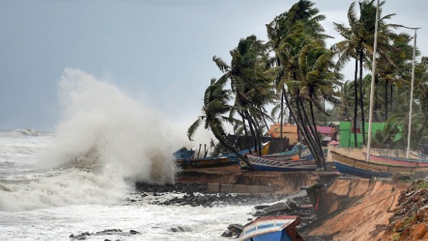 গুজরাট অভিমুখে হানা দিয়েছে তাউকটে
