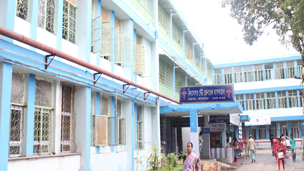 সোমবার রাতে হাসপাতালে ভর্তি