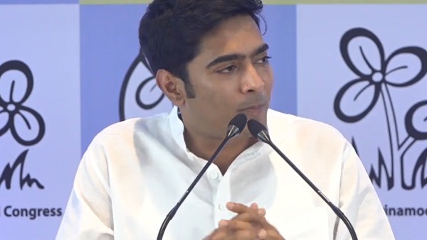 সায়নীর হয়ে ব্যাট ধরলেন অভিষেক
