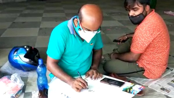 ঝড়ে বিধ্বস্ত মানুষের পাশে দাঁড়াতে রাস্তায় বসে ছবি আঁকছেন শিল্পী ঝড়ে বিধ্বস্ত মানুষের পাশে দাঁড়াতে রাস্তায় বসে ছবি আঁকছেন শিল্পী