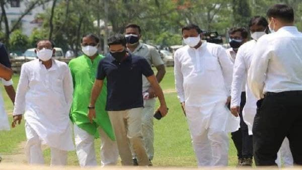 নিশানায় অখিল