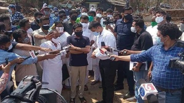 অভিষেকের পাশে কারা?