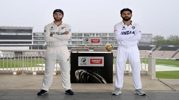 হাল্কা বৃষ্টি চলছে সাউদাম্পটনে, মাঠে ম্যাচ অফিসিয়ালরা হাল্কা বৃষ্টি চলছে সাউদাম্পটনে, মাঠে ম্যাচ অফিসিয়ালরা