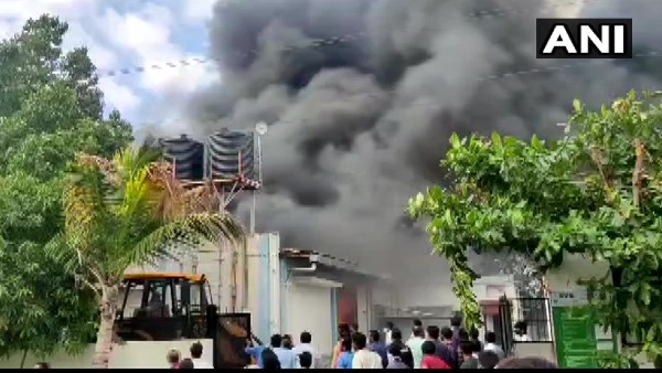 পুনের কেমিক্যাল প্রস্তুত কারখানায় বিধ্বংসী আগুন, নিহত কমপক্ষে ১৮ জন, নিখোঁজ ৫ জন পুনের কেমিক্যাল প্রস্তুত কারখানায় বিধ্বংসী আগুন, নিহত কমপক্ষে ১৮ জন, নিখোঁজ ৫ জন