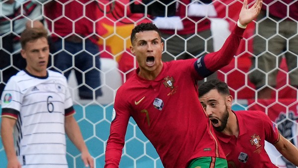 ক্লোজেকে স্পর্শ করলেন রোনাল্ডো