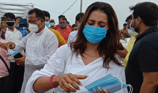 মুখ্যমন্ত্রী মমতা বন্দ্যোপাধ্যায়ের নির্দেশে ত্রাণ সামগ্রী তুলে দিলেন সায়ন্তিকা মুখ্যমন্ত্রী মমতা বন্দ্যোপাধ্যায়ের নির্দেশে ত্রাণ সামগ্রী তুলে দিলেন সায়ন্তিকা