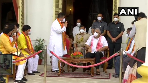 রাজ্যপালের দিল্লি সফরের আগে রাজভবনে গিয়েছিলেন শুভেন্দু