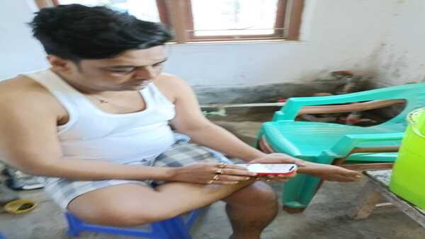 জেলবন্দি নেতার হাতে অ্যান্ড্রয়েড ফোন, কানে ব্লুটুথ হেডফোন! নজরদারি নিয়ে প্রশ্ন মৃত তৃণমূল নেতার দাদার জেলবন্দি নেতার হাতে অ্যান্ড্রয়েড ফোন, কানে ব্লুটুথ হেডফোন! নজরদারি নিয়ে প্রশ্ন মৃত তৃণমূল নেতার দাদার