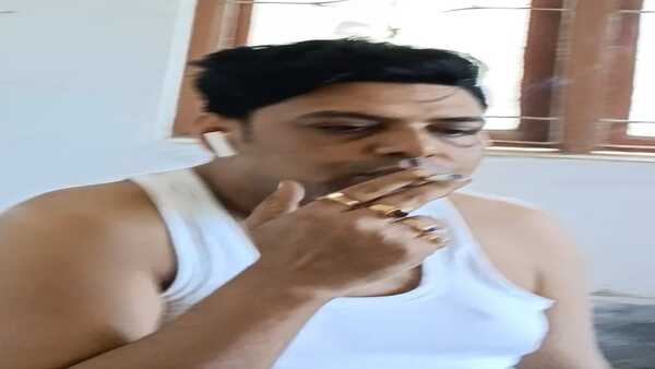 জেলবন্দি নেতার হাতে অ্যান্ড্রয়েড ফোন, কানে ব্লুটুথ হেডফোন! নজরদারি নিয়ে প্রশ্ন মৃত তৃণমূল নেতার দাদার জেলবন্দি নেতার হাতে অ্যান্ড্রয়েড ফোন, কানে ব্লুটুথ হেডফোন! নজরদারি নিয়ে প্রশ্ন মৃত তৃণমূল নেতার দাদার
