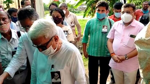 বিমান বসুর সঙ্গে একমঞ্চে দিব্যেন্দু, প্রয়াত বাম নেতার প্রশংসায় তমলুকের সাংসদ বিমান বসুর সঙ্গে একমঞ্চে দিব্যেন্দু, প্রয়াত বাম নেতার প্রশংসায় তমলুকের সাংসদ