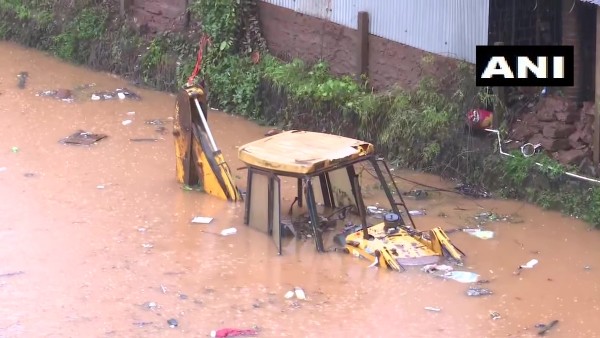 আটকে থাকা বাসিন্দাদের উদ্ধারের প্রচেষ্টা