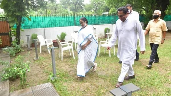 শুভেচ্ছা জানাতে মমতার কাছে