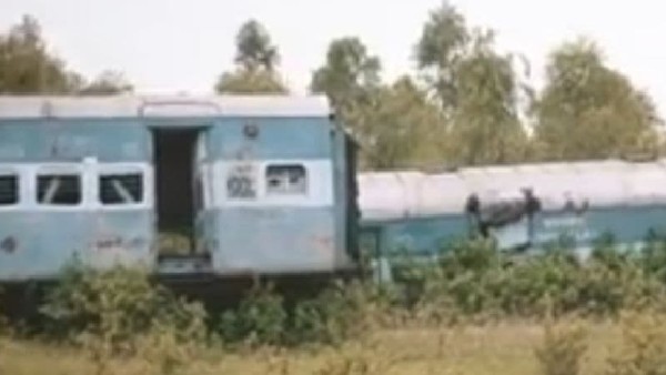 স্থানীয়দের দাবি, অন্ধকার নামলেই কান্নার আওয়াজ ভেসে আসে কামরাগুলো থেকে!