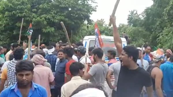 তৃণমূলের প্রধানের বিরুদ্ধেই অনাস্থা তৃণমূলের