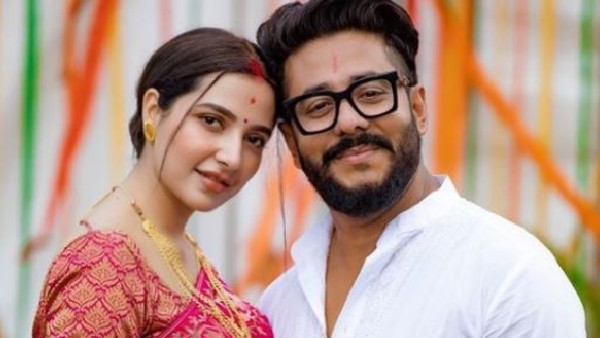 পিঙ্ক টপে ক্যাজুয়াল শুভশ্রী