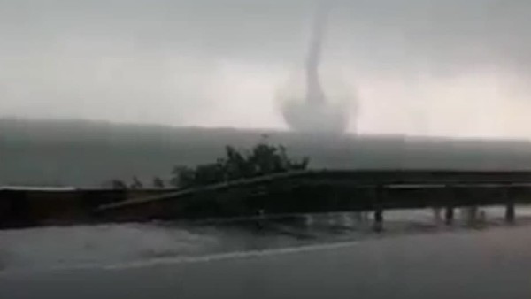 নদীর মধ্যেই সেটি ক্রমশ পাক খেয়েছে।