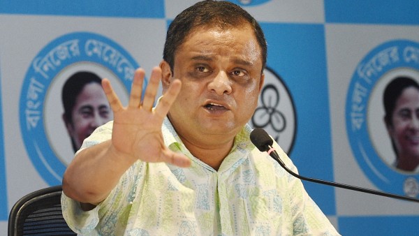 পোস্টার হাতে মন্ত্রীর বাড়ির সামনে জমায়েত