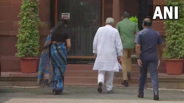 এড়িয়ে যেতে পারেননি নীতীশ কুমার, বিজেপিও