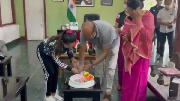 কেক কাটলেন চানু