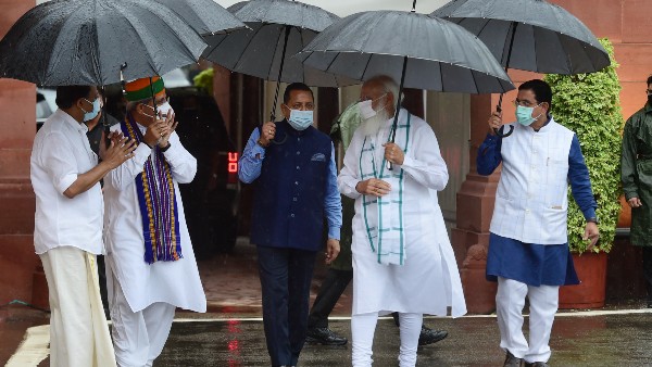 ধোঁয়াশা থেকে যাচ্ছে
