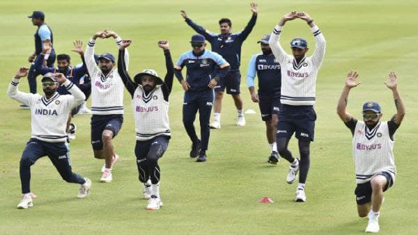 পূজারার পাশে