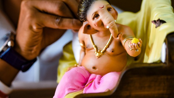 বুধবারে পরুন সোনার গয়না