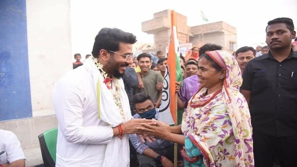 দলীয় কর্মীদের সঙ্গে বৈঠক করছিলেন রাজ