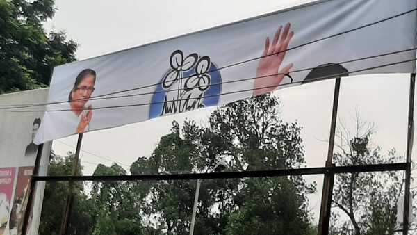 পতাকা লাগানো নিয়ে পুলিশের সঙ্গে ধস্তাধস্তি
