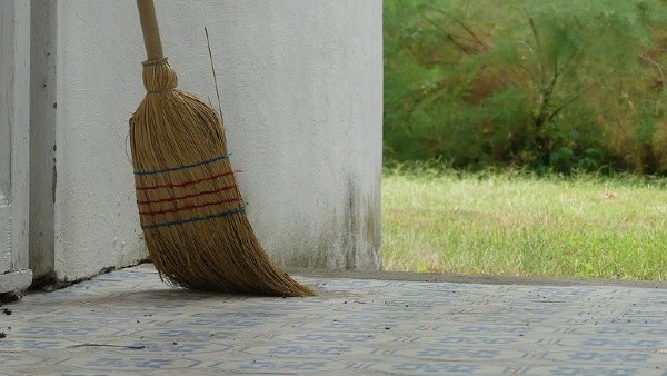 সূর্যাস্তের সময় বা তার পরে ঝাঁড় দেওয়া অনুচিত