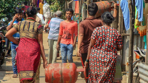 এই মুহূর্তে কলকাতায় দাম ৯২৬ টাকা।