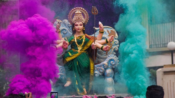 লাল পতাকা লাগান