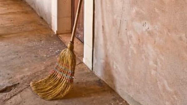 সূর্যাস্তের পর ঝাড় দেওয়া ও ঘর মোছা