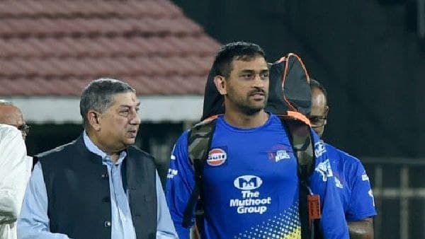 ধোনিকে নিতে মরিয়া