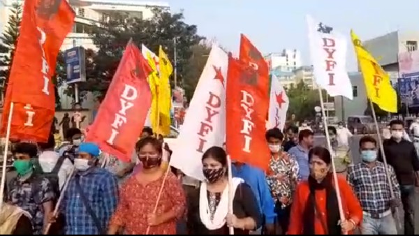 মহিলা আন্দোলনকারীদের সঙ্গে খারাপ ব্যবহারের অভিযোগ