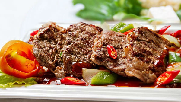 আমিষ খাবার খাওয়া