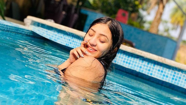 কিভাবে নেটদুনিয়া কাঁপাচ্ছেন অভিনেত্রী